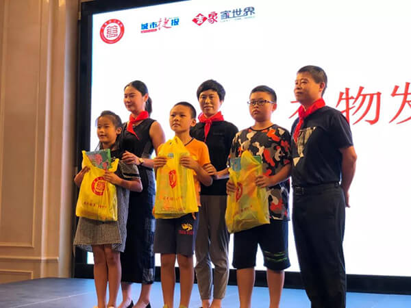 張惠榮副總（中）給小朋友代表送禮物