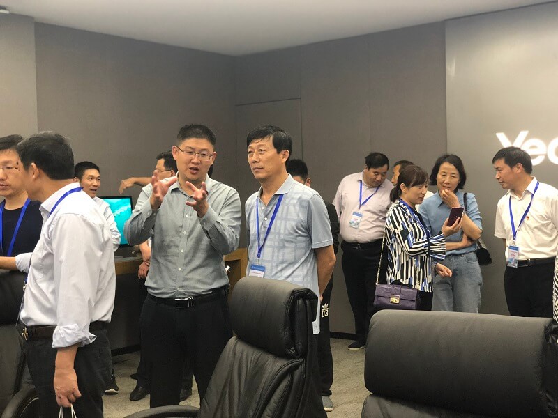 (學員們現場進行交流了解視訊解決方案）