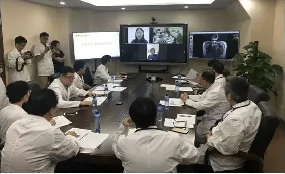 醫師們正在進行遠程會診